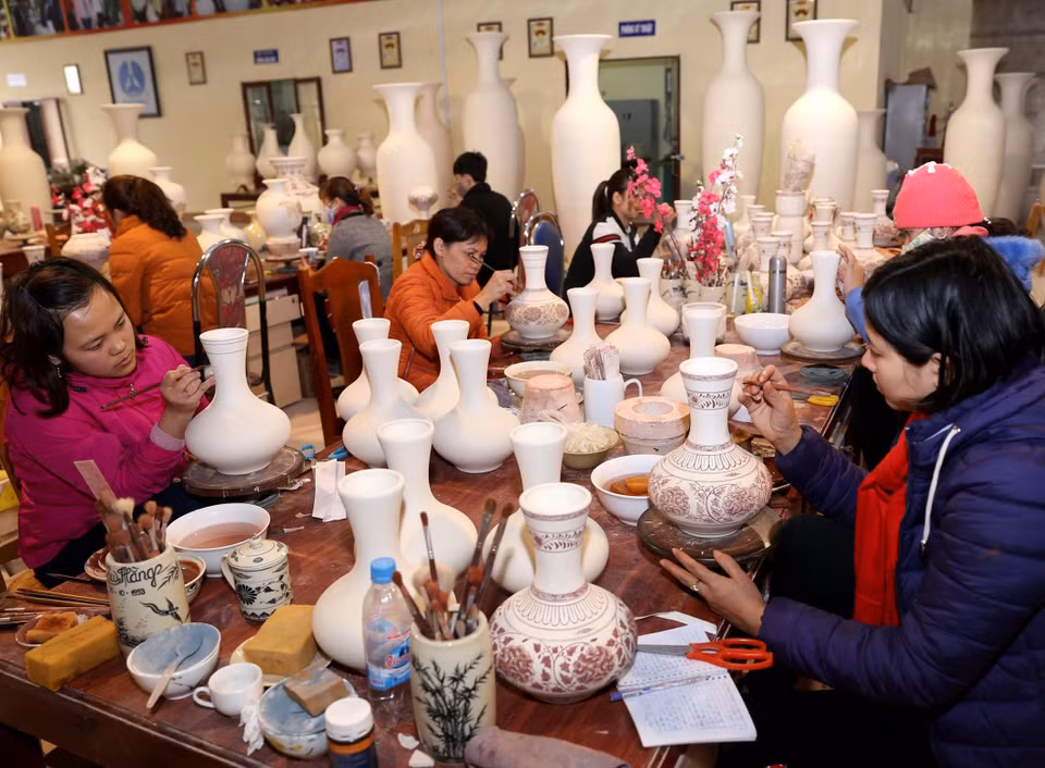 Chu Dau pottery products are known for its striking shapes, colours, patterns, and meticulous vignettes. (Source: VNA) 