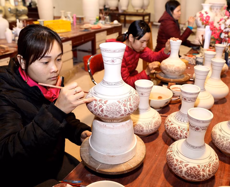 Chu Dau pottery products are made from white clay, which is taken from Hai Duong's mountainous Chi Linh area. (Source: VNA) 