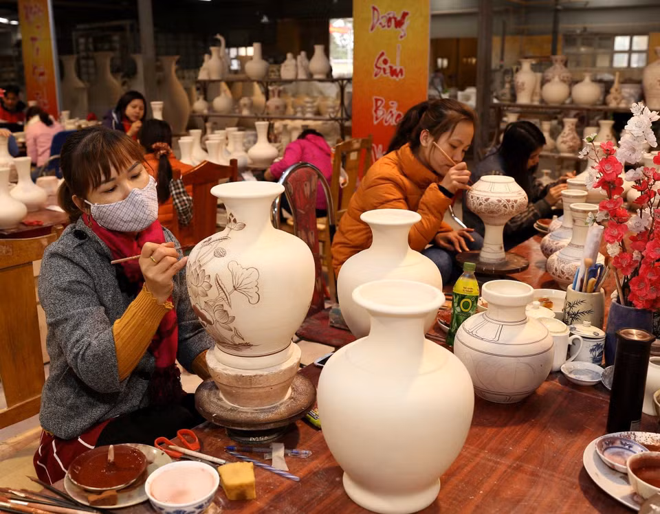 Apart from reviving the ancient craft, Chu Dau Pottery JSC has also focused on community-based tourism. (Source: VNA) 