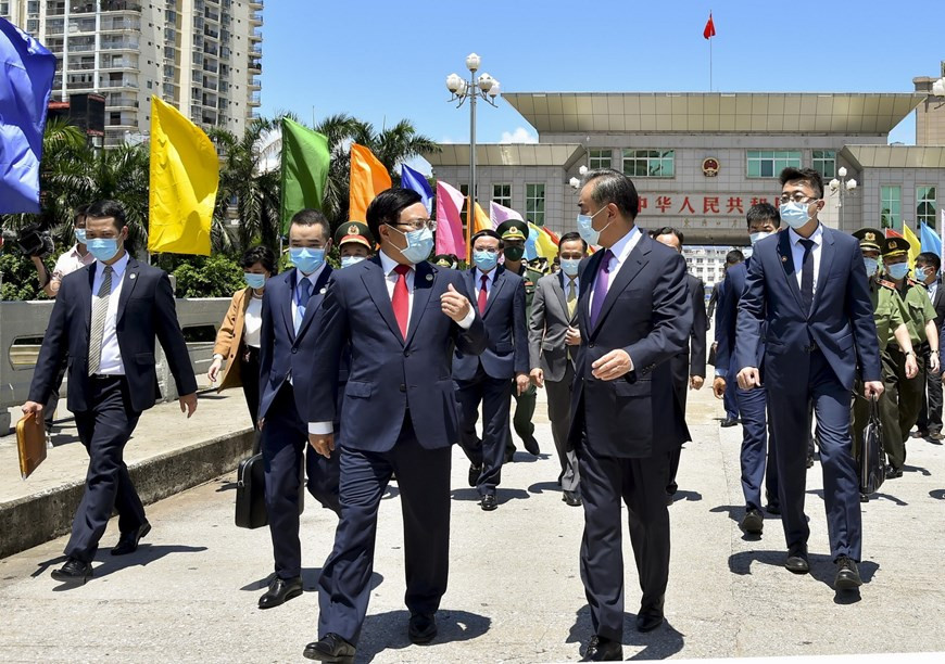 Deputy Prime Minister and Foreign Minister Pham Binh Minh and Chinese State Counsellor and Foreign Minister Wang Yi (Photo: VNA)