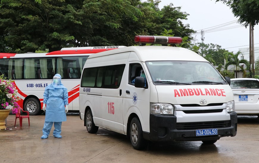 An ambulance bringing patients to the field hospital (Photo: VNA)