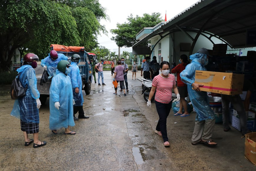 A part of car park is used for gathering daily necessities and supplies to assist medical staff and patients in the field hospital (Photo: VNA)