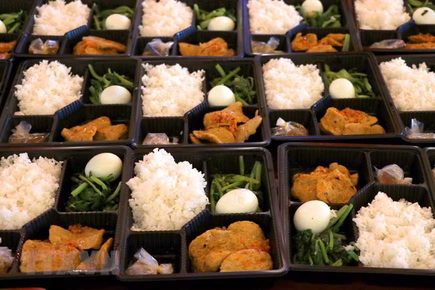 Given the large number of people in each quarantine zone, ensuring food safety and hygiene is important (Photo: VNA)