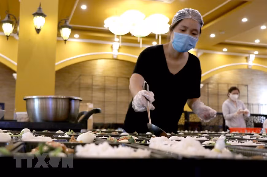 To be qualified for making meal boxes in quarantines, dining facilities must ensure their ingredients have transparent origins, kitchenware and machineries are hygienic and preservation and transportation protocols are up to standard (Photo: VNA) 
