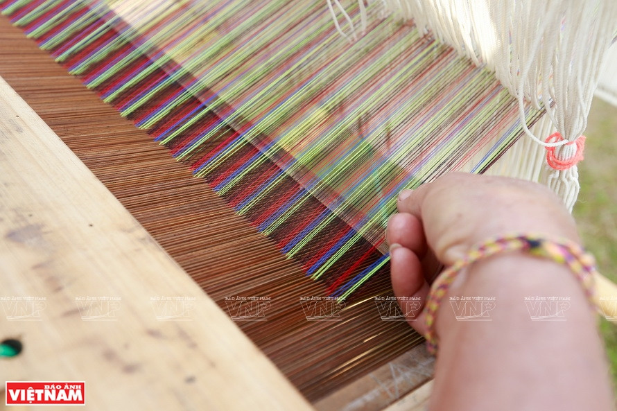 Thai ethnic minority people have maintained their traditional brocade weaving for many years (Photo: VNA)