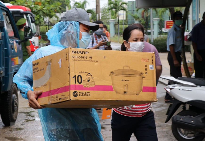 Medical staff and patients in the field hospital are assisted with daily necessities and supplies (Photo: VNA)