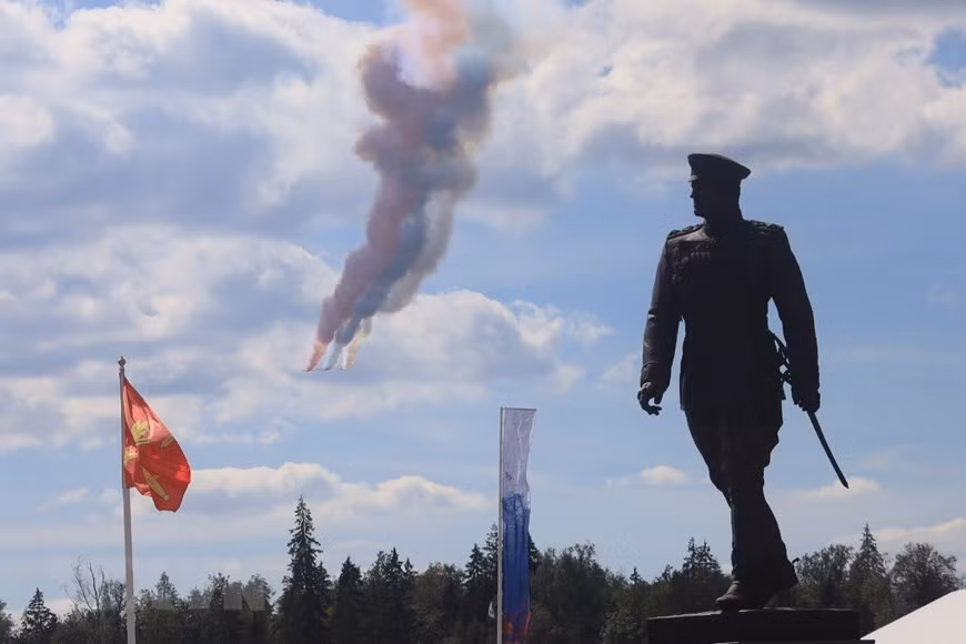 Su-25 aircrafts put on performance in the opening ceremony of the Army Games 2020 (Photo: VNA)