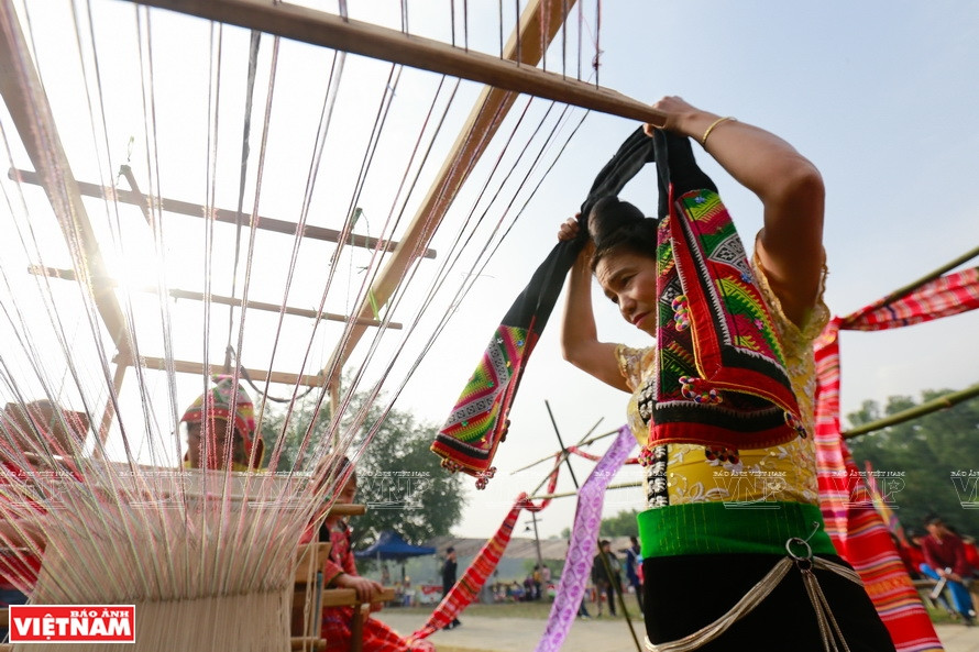 Thai women often wear Pieu scarf, one of their traditional brocade products (Photo: VNA)