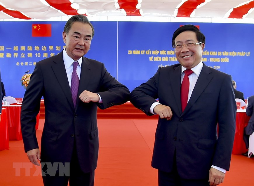 Deputy Prime Minister and Foreign Minister Pham Binh Minh and Chinese State Counsellor and Foreign Minister Wang Yi at the 20th anniversary of the signing of the Vietnam-China Land Border Treaty (Photo: VNA)