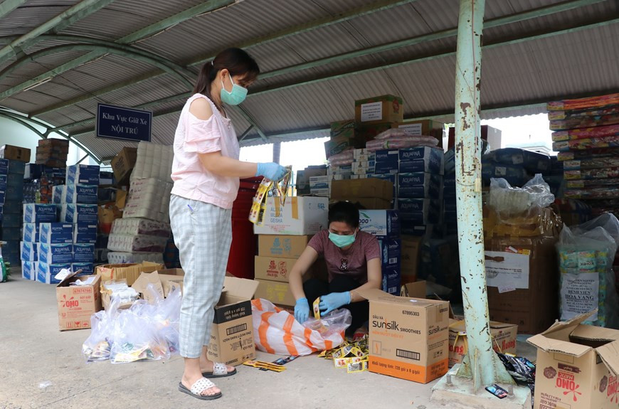 Nurses of Hoa Vang District Medical Centre arrange supplies donated to the hospital (Photo: VNA)