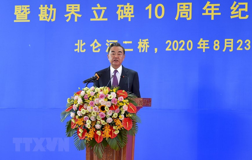 Chinese State Counsellor and Foreign Minister Wang Yi delivers a speech at the 20th anniversary of the signing of the Vietnam-China Land Border Treaty at Mong Cai International Border Gate in the northern province of Quang Ninh (Photo: VNA)