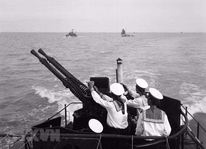 Naval team 111 under Naval Region 1 of the Vietnam People’s Army bravely fights the American aggressors, who has attacked the North in air and sea fronts (Photo: VNA)