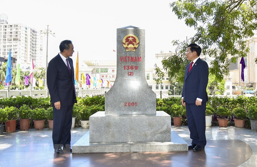 Deputy Prime Minister and Foreign Minister Pham Binh Minh (right) and Chinese State Counsellor and Foreign Minister Wang Yi visit border landmark 1369 in Vietnam (Photo: VNA)