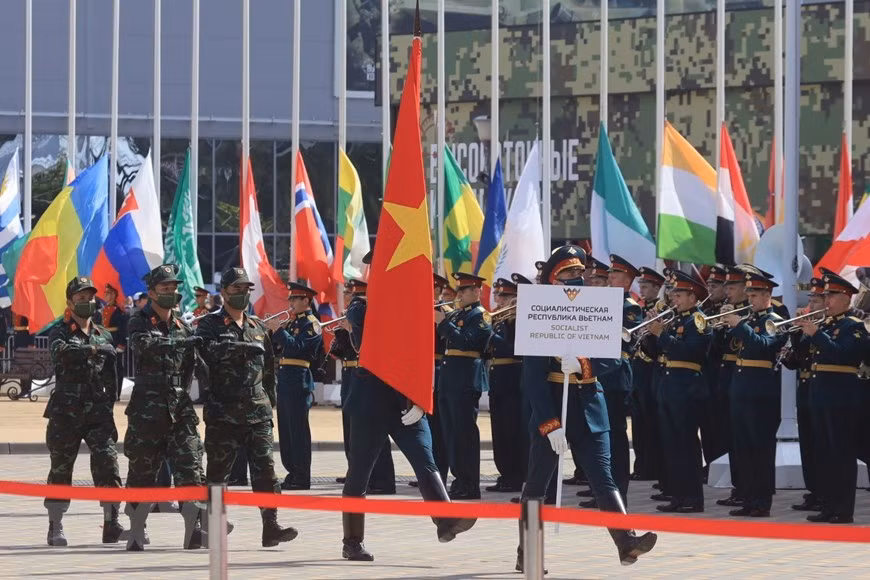 The Biathlon tank team of the Vietnam People’s Army marches through stands of the ongoing Army Games 2020 in Moscow (Photo: VNA)