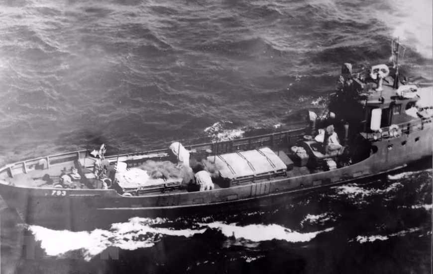 During the war against American aggressors, naval force’s vessels with no numbers were renowned for its bravery as they crossed storms and the enemy’s raids to carry weapons, armaments and soldiers to assist the southern front (Photo: Archives/published by VNA)