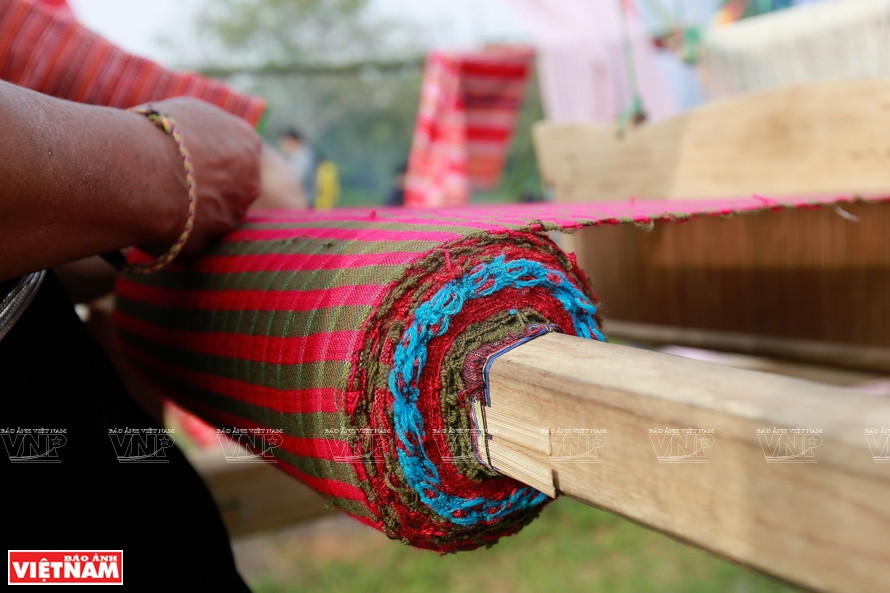A good loom is among key factors for a beautiful brocade products (Photo: VNA)