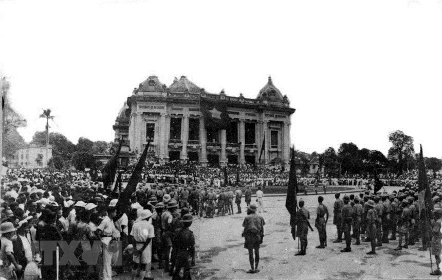 People gather in front of the Hanoi Opera House to support the August Revolution in 1945 (Photo: VNA)