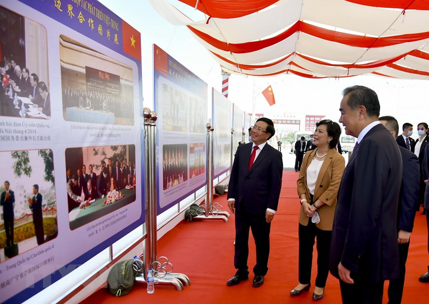 Deputy Prime Minister and Foreign Minister Pham Binh Minh and Chinese State Counsellor and Foreign Minister Wang Yi attend photo exhibition on Vietnam-China land border (Photo: VNA)