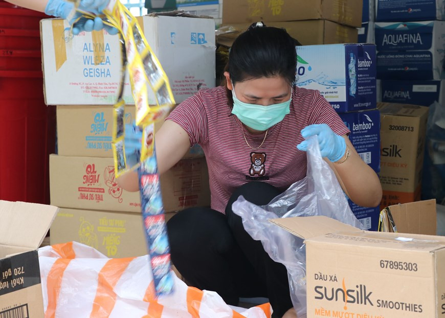 Around 200 medical workers are available for treating Covid-19 patients in the field hospital with the support of doctors from Ha Noi-based Bach Mai Hospital (Photo: VNA)