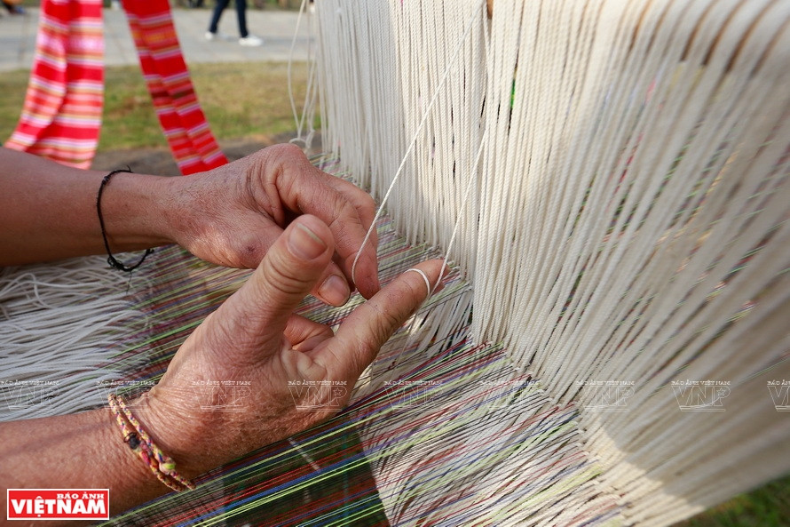 Skillful hands of Thai women on the loom (Photo: VNA)