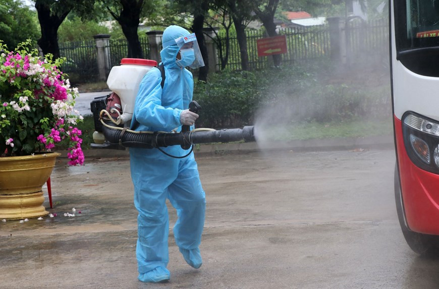 Medical staff spray disinfectant on vehicles in and out the field hospital (Photo: VNA)