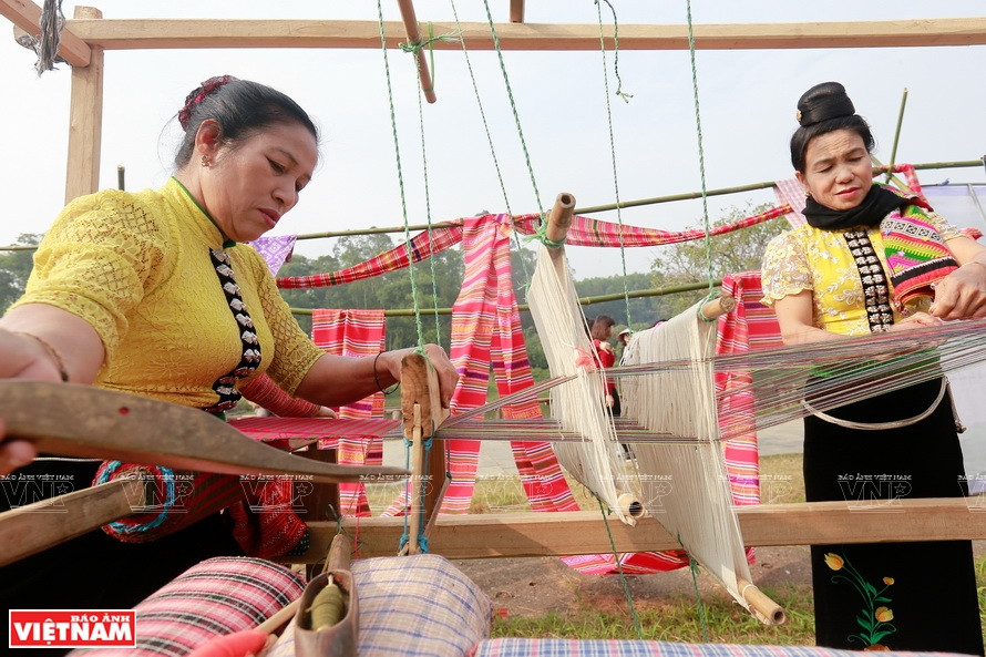 Thai women make traditional brocade products on their special loom (Photo: VNA)