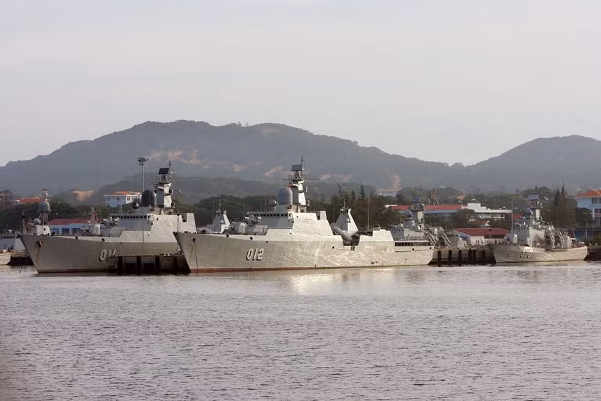 Frigates coded HQ-011 Dinh Tien Hoang and HQ-012 Ly Thai To (two of four Gepard-class surface combatants of Vietnam People’s Navy) and Tarantul-class corvette coded HQ-376 are to enhance Vietnam’s defense capacity over its sea and islands (Photo: VNA)