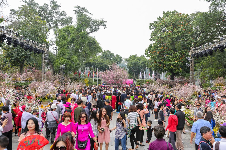 Thousands of people flock to Ly Thai To square next to Hoan Kiem Lake to join the festival, which is being held to mark the 45th anniversary of Vietnam-Japan diplomatic ties. (Photo: VNA)