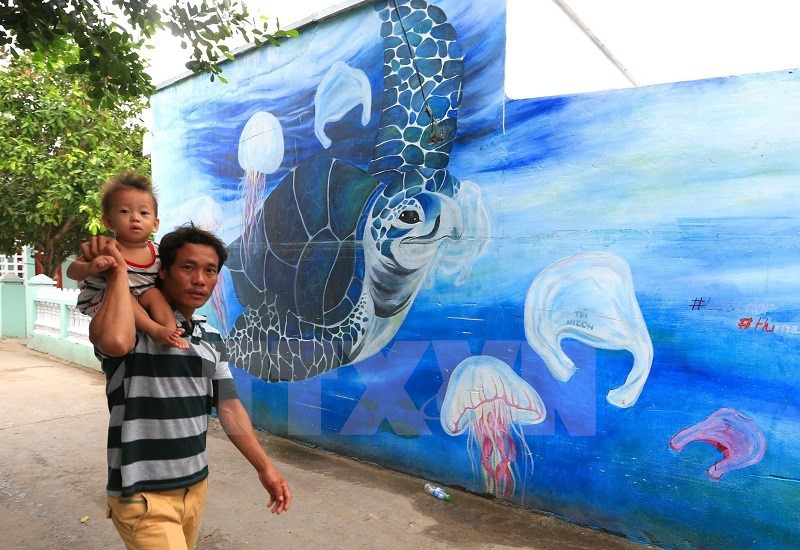 They aim to raise the awareness of environmental protection among locals and tourists (Source: VNA)