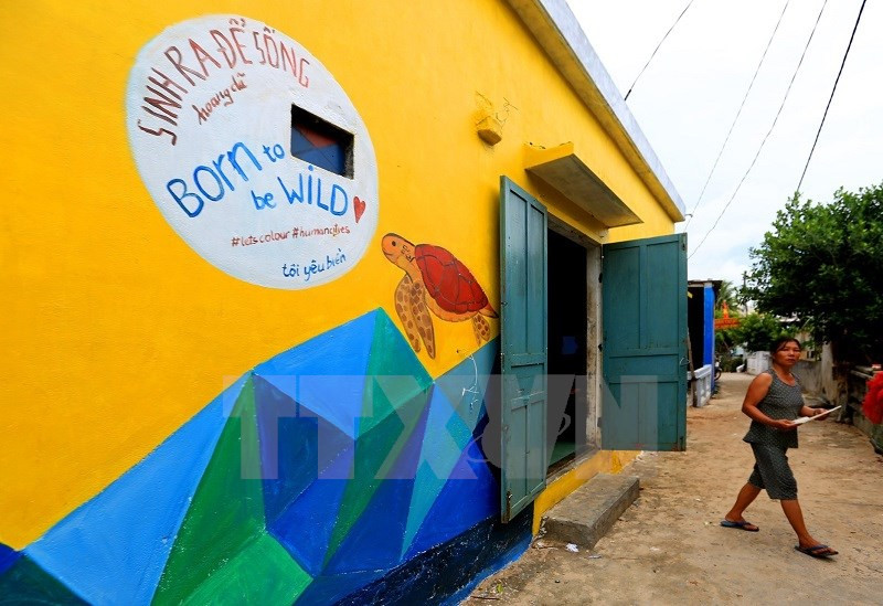 The artworks are painted under the theme "I love seas and islands - born to live wild" (Source: VNA)