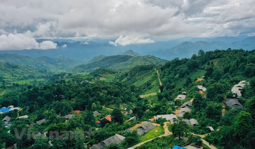 About 30km from Lai Chau city - the capital of the northern mountainous province of Lai Chau, Sin Suoi Ho, a community-based tourism village in Phong Tho district, is located at an altitude of nearly 1,500 metres and boasts fresh air and cool weather all year round. In the Mong ethnic language, Sin Suoi Ho means 'spring with gold'. Setting foot here at any time of the year, visitors can all enjoy picturesque landscapes and explore Mong people’s traditional customs that have been maintained for generations. Sin Suoi Ho is now a bright spot in developing community-based tourism, which has helped to substantially improve local living standards (Photo: VietnamPlus)
