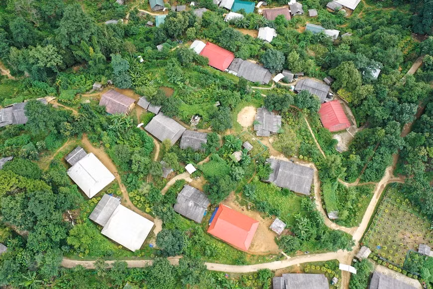A birds-eye view of Sin Suoi Ho village. About 30km from Lai Chau city - the capital of the northern mountainous province of Lai Chau, the village is located at an altitude of nearly 1,500 metres and boasts fresh air and cool weather all year round. Sin Suoi Ho in Mong language means ‘spring with gold’, conjuring up the image of a peaceful small village, full of fruit trees with waterfalls and streams whispering all night and day. Setting foot here at any time of the year, visitors can all enjoy picturesque landscapes and explore Mong people’s traditional customs that have been maintained for generations (Photo: VietnamPlus)