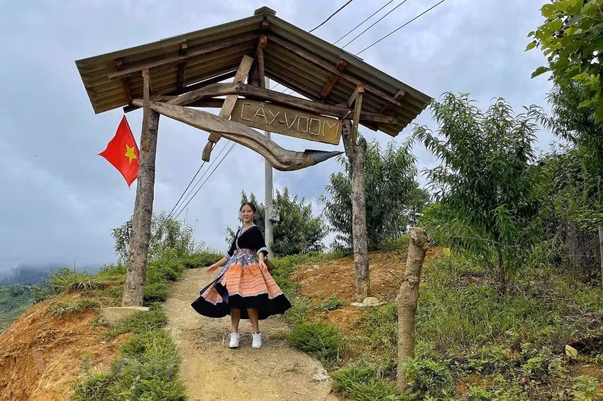 A girl in the traditional costume of the Mong women poses for a photo at a plough-shaped gate in Sin Suoi Ho. Women in the village still wear and weave traditional clothes made from linen nowadays. With rich and diverse natural and human resources, Sin Suoi Ho has proved to be a magnet for both domestic and foreign tourists. Among the more than 100 households in the village, ten are providing homestay services. Although it started to engage in tourism just a few years ago, this place has become a bright spot for community-based tourism in Lai Chau province thanks to local residents’ methodical, conscious and professional attitude (Photo: VietnamPlus)