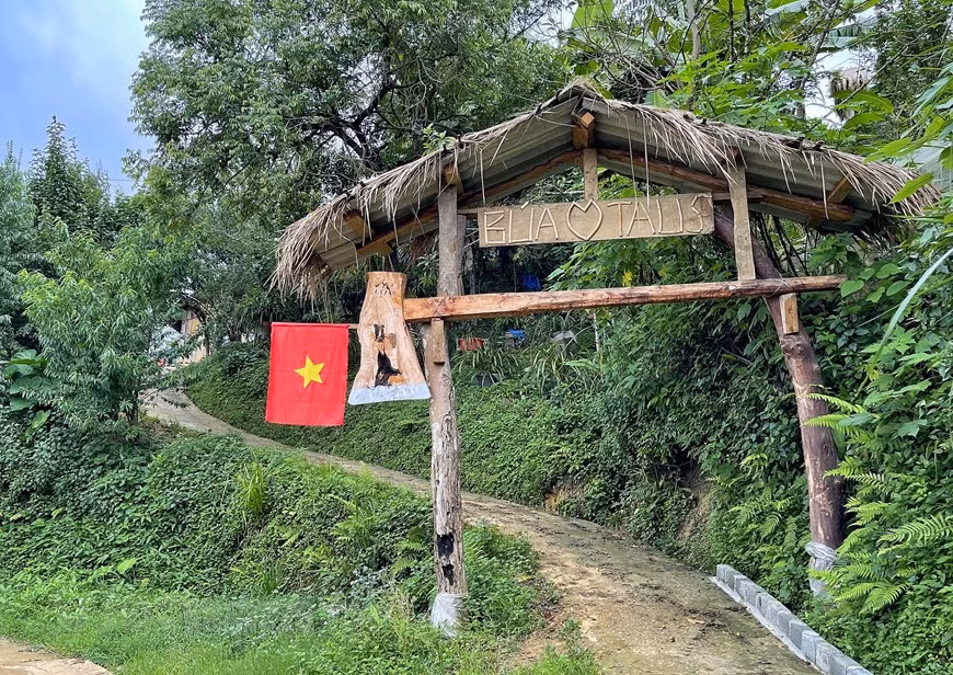 A gate with its horizontal bar in the shape of an axe. Boasting special attractiveness to domestic and foreign tourists, Sin Suoi Ho village is blessed with magnificent landscapes and fresh air and cool climate all year round that are unforgettable to anyone who had a chance to set foot here. Data show that as of December 31, 2018, Lai Chau province was home to 19,320 Mong ethnic households with 106,090 people, accounting for 23.51 percent of the local population. They live in eight district-level localities of the province. Phong Tho district, where Sin Suoi Ho village is located in, had the second largest number of Mong people - more than 21,360 in 3,950 households (Photo: VietnamPlus)