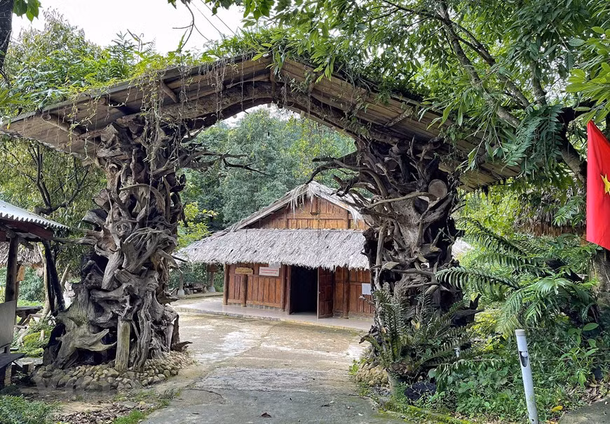 The head of the village, Vang A Chinh, said residents in Sin Suoi Ho are very happy when visitors come to their village and experience the life and culture of the Mong people. Coming to the village, travellers will be surprised at the wooden and rammed earth houses bearing typical architectural features of the Mong ethnic minority. The unique highlight of these houses is a hand-lined stone fence surrounding them. This structure creates a solid house that is cool in summer and warm in winter. There remain dozens of traditional houses in Sin Suoi Ho at present, creating a charming landscape added to the surrounding magnificent scenery (Photo: VietnamPlus)