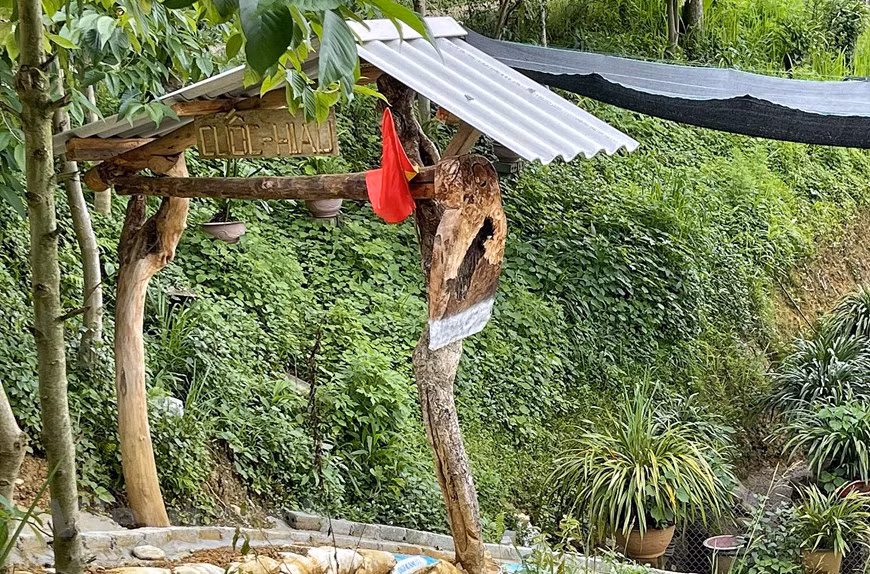 A gate with its horizontal bar in the shape of a hoe - a tool closely linked with agricultural activities of local residents. Mong people form one of the most populous ethnic minority groups in Vietnam, with a population of more than 1 million. They mainly reside in mountainous areas at an altitude of 1,000 metres and higher in the northern region, the western areas of the central provinces of Thanh Hoa and Nghe An, and others in the Central Highlands region. Among the 54 ethnic groups in the country, the Mong community is one of those that still maintain their traditional cultural identities in the current modern life (Photo: VietnamPlus)