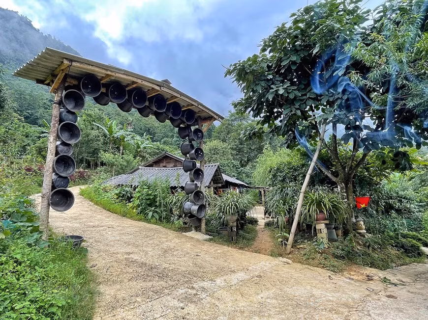 Though not all local families take part in community-based tourism, they still want to create their own imprint by making distinctive gates. Over the past years, authorities in the mountainous province of Lai Chau have been facilitating community-based tourism to develop the local economy and improve residents’ livelihoods. Diverse cultural identities of different ethnic groups hold great potential to develop tourism, including community-based tourism. Under Project No 316 on developing Lai Chau’s tourism for the 2016 - 2020 period, the province has been giving priority to stepping up key tourism products such as community-based tourism in Lai Chau city, Phong Tho district, and Tam Duong district (Photo: VietnamPlus)