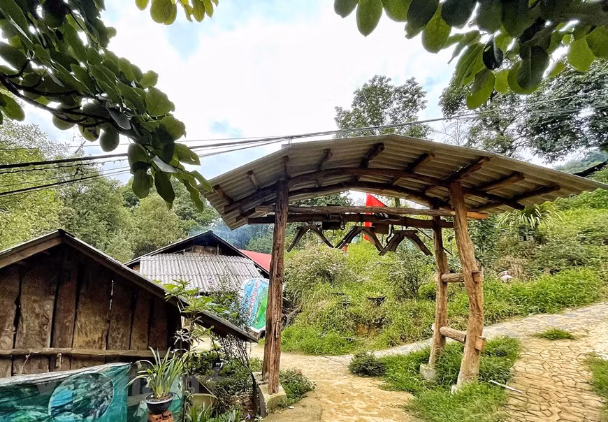 Tourism has become a considerable source of income helping to improve local living standards. Therefore, villagers are all unanimous in developing this green industry. With the support of the local administration, they have refurbished their houses to welcome visitors. At present, Sin Suoi Ho can accommodate more than 100 tourists per day with prices ranging from 70,000 - 100,000 VND per person a night. On average, it welcomes about 100,000 visitors, both domestic and foreign ones, each year. Each foreign guest spent an average of 1.6 days here while domestic visitors stay for 1.75 days. Apart from enjoying scenic landscapes and local food, travellers can immerse themselves in daily activities like farming, gardening, making dumplings and weaving cloth (Photo: VietnamPlus)