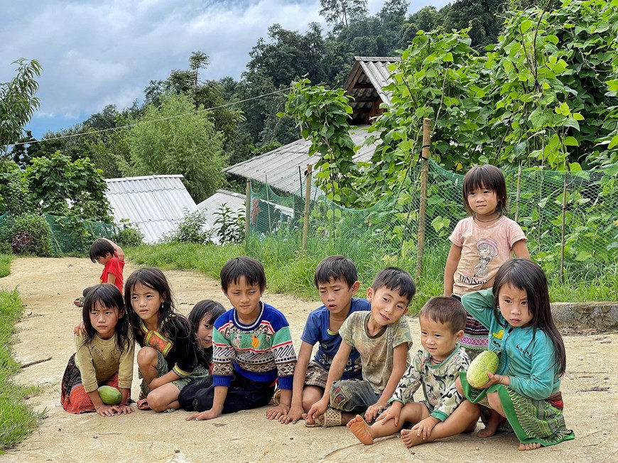 Local children sit on a path leading to their village in Sin Suoi Ho. Visiting the village, tourists will be surprised at the wooden and rammed earth houses bearing the typical architecture of the Mong ethnic minority. The unique highlight of these houses is a hand-lined stone fence surrounding them. The village is attractive to holidaymakers also thanks to its rich cultural and spiritual life that includes charming love songs and ‘khen’ (panpipe) sounds of Mong people. Besides, traditional crafts such as brocade embroidery and beeswax drawing on cloth are also maintained nowadays. Tourists are warmly welcomed here and can stay here for weeks or months to experience farming, fruit picking, making dumplings and weaving cloth (Photo: VietnamPlus)