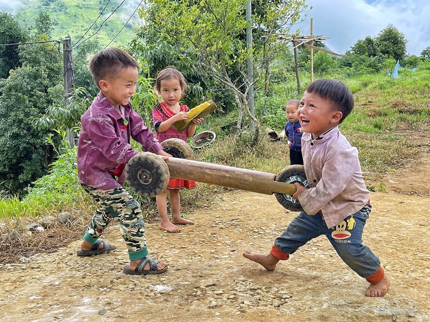 Children in Sin Suoi Ho commune of Phong Tho district, Lai Chau province, show their excitement when their elder brothers made a three-wheel ‘toy car’ for them. Sin Suoi Ho commune is located at an altitude of nearly 1,500 metres and boasts fresh air and cool weather all year round. In the Mong ethnic language, Sin Suoi Ho means 'spring with gold'. Setting foot here at any time of the year, visitors can all enjoy picturesque landscapes and explore the Mong ethnic minority people’s traditional customs that have been maintained for generations. The village is now a bright spot in developing community-based tourism, which has helped to substantially improve local living standards. (Photo: VietnamPlus)
