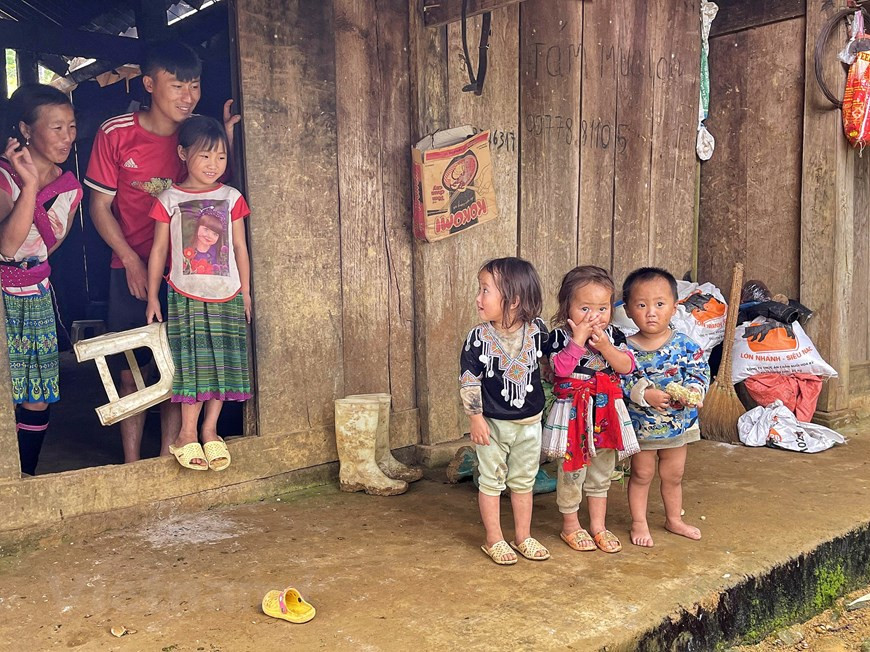 Small children play around their homes in Sin Suoi Ho commune of Phong Tho district, Lai Chau province. The northwestern region of Vietnam shares the borderline with Laos and China and has an area equivalent to nearly one-fourth of the country’s total area. It is home to more than 20 ethnic groups, thereby boasting cultural richness and diversity. This region is always characterised by untouched beauty of landscapes and local people. Cultures of ethnic minority groups here are diverse and contribute greatly to Vietnamese culture. Although being one of the disadvantageous regions in term of geography, the northwestern region still attracts people from everywhere to come and discover (Photo: VietnamPlus)