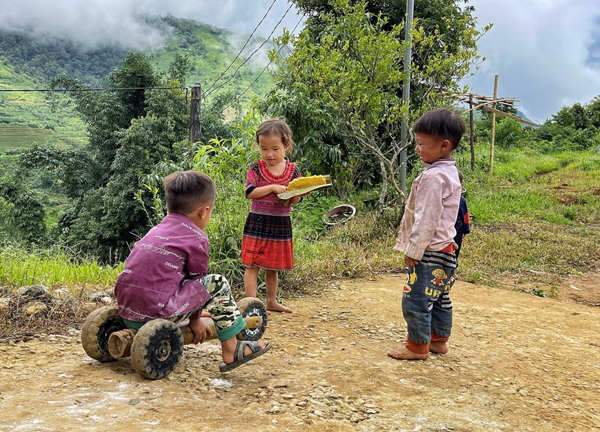 The children try their new ‘toy car’. In the past, Sin Suoi Ho villagers relied solely on agriculture to earn their living. But after five to six years engaging in tourism, their mindset and awareness have changed considerably, and they have begun to make use of the local natural advantages. Sin Suoi Ho was recognised as a community-based tourism village in 2015. It is attractive to travellers thanks to not only its breathtaking scenery but also the rich culture of local residents. Ten of the over 100 households in the village are providing homestay services at present. Data show that Sin Suoi Ho welcomes about 100,000 visitors, both foreign and domestic ones, each year. (Photo: VietnamPlus)