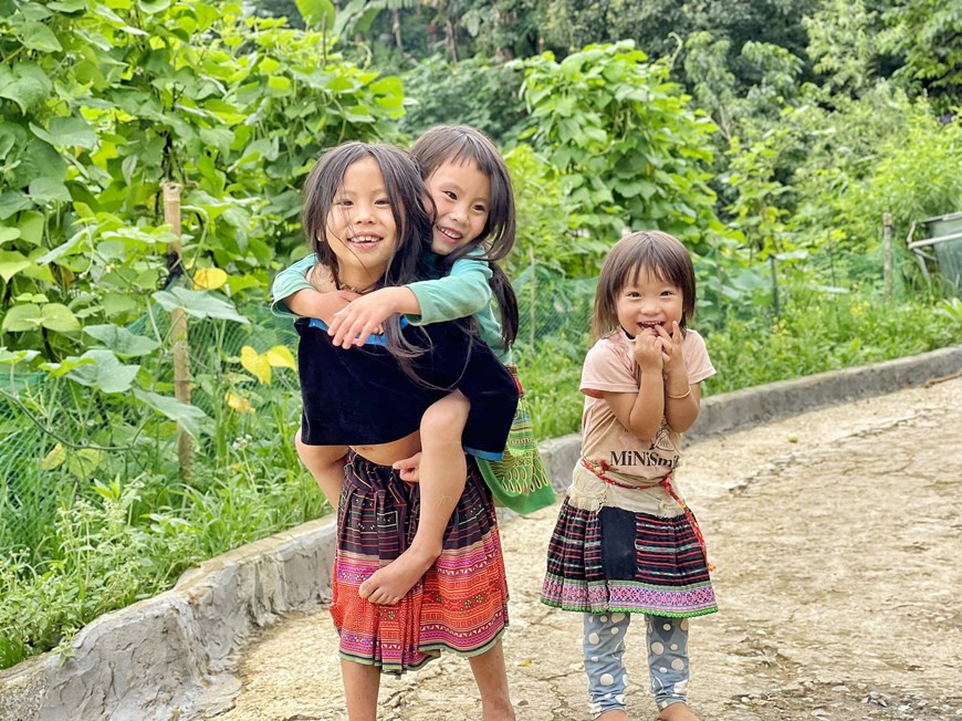 It is not difficult to see these innocent smiles on the winding paths to villages in northern mountainous areas of Vietnam. To have the best view of Y Ty’s cloud-covered region, it is recommended to travel between September and the following April during the dry season. The travel site www.thrillist.com used to said: 'Y Ty sits atop Vietnam’s highest plateau, offering spectacular views of cloud-reaching mountains and yellow paddy fields. If you want to experience the countryside of Vietnam without straying far from the tourist centre of Sa Pa, this is your spot.' It noted that tourists should get to know local residents at Y Ty’s market 'where surrounding ethnic tribes sell traditional crafts and agricultural goods.' (Photo: VietnamPlus)