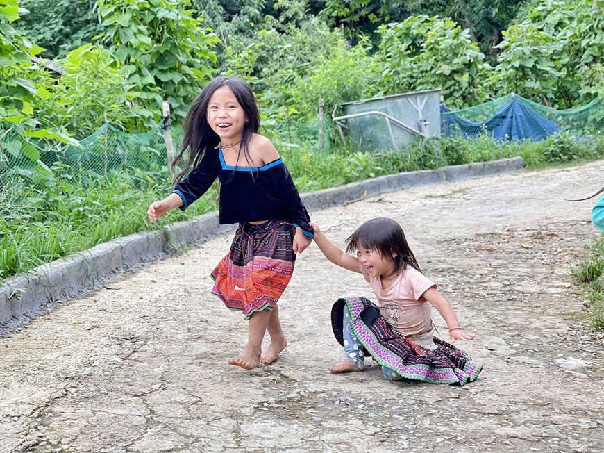Children enjoy themselves while playing with each other. Y Ty is located near Sa Pa in the northwestern province of Lao Cai. At an altitude of 2,000 metres, the commune is several degrees cooler than the capital city of Hanoi and sometimes experiences snow in winter. The road to Y Ty is picturesque adorned with forests, rice terraces and traditional villages among steep mountains. Y Ty is beautiful throughout the year though September and October are considered the best months to visit as the paddies will turn yellow dotted with houses with wooden roofs. The commune, which is 2,000 metres above sea level, is home to H’mong, Dao, Giay and Ha Nhi ethnic minority groups (Photo: VietnamPlus)