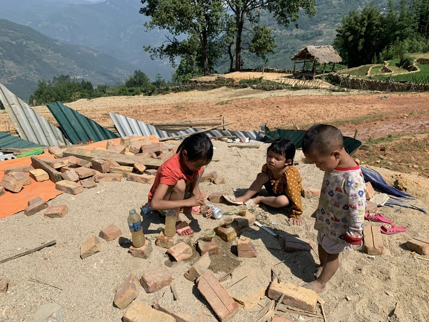Small girls in Choan Then village of Y Ty commune play a cooking game. Choan Then is an ancient village dating back more than 300 years. Home to 57 households of the Ha Nhi ethnic minority group, it is not only renowned for ‘nha trinh tuong’ (rammed earth house) but also impresses any visitor with bright smiles of its ‘small angels’. Choan Then still has its pristine beauty preserved nowadays. Meanwhile, Y Ty commune is described as the beauty of a fairy who just woke up in the mountains and forests of the northwestern region. Visiting the commune in any season of the year, visitors can enjoy its attractive beauty. (Photo: VietnamPlus)