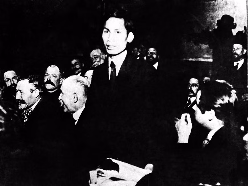Nguyen Ai Quoc addresses the 18th Congress of the French Socialist Party in Tours city of France in December 1920. He joined the French Socialist Party in early 1919 as this party was the only organisation in France that stood up for the colonial territories and followed the ideal of the Great French Revolution. On December 25, 1920, the French Socialist Party’s 18th Congress, held in the city of Tours, marked the fundamental switch to the proletarian revolution path by left-wing socialists, laying a cornerstone for the establishment of the French Communist Party. Nguyen Ai Quoc was the only delegate from Indochina at the congress (File photo of the Vietnam National Museum of History)