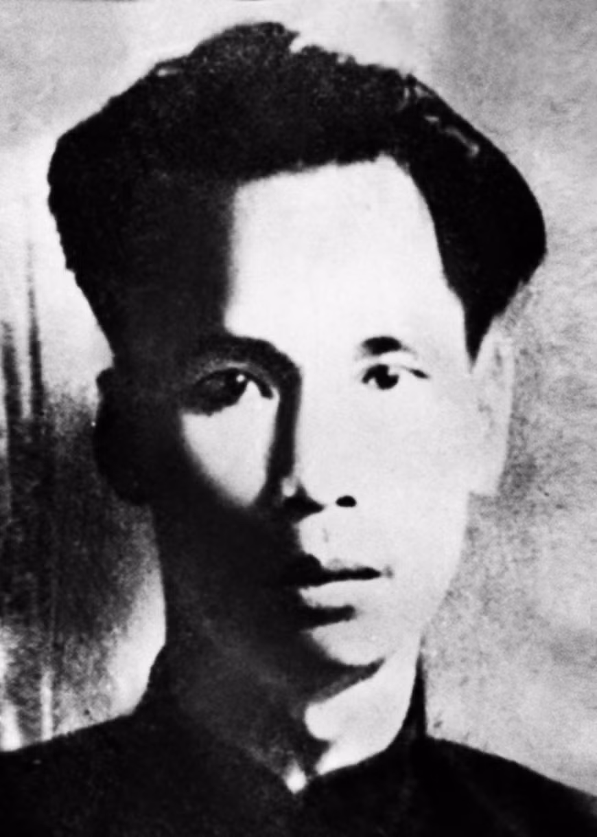 The portrait of Nguyen Ai Quoc, who chaired the conference on the establishment of the Communist Party of Vietnam on the Kowloon Peninsula of Hong Kong from January 6 to early February, 1930. The conference approved the Brief Political Platform, Brief Strategy, Summarised Workplan, and Brief Statutes of the Party, which became the important foundation for the building of revolutionary policies and methods of the Party. It also decided the policy to set up ‘Cong hoi’ (Workers’ Union), ‘Nong hoi’ (Farmers’ Union) and ‘Hoi Phan de’ (Anti-Imperialism Association). Accordingly, the Workers’ Union and Farmers’ Union gathered workers and farmers who were not able to become Party members, while intellectuals and petty bourgeoisie joined the Anti-Imperialism Association (File photo)