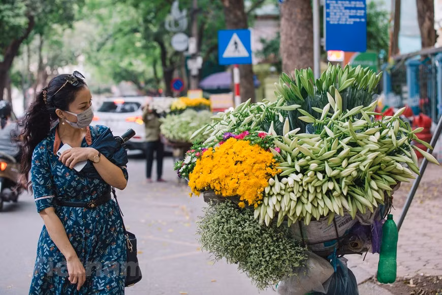 With the pure white petals and the green leaves and stalks, the Easter lilies sold on vending bicycles boast an irresistible charm to all passers-by. Flowers need to be watered regularly to stay fresh during the long day they are carried along Hanoi streets. The capital city seems to become more romantic and appealing thanks to these ‘mobile’ flower shops. Hanoi, together with Ho Chi Minh City, used to be named among the most popular travel destinations throughout Asia by US-based magazine Reader's Digest. This magazine said from picturesque temples and pagodas to vibrant markets, Hanoi is a feast for the senses, noting that despite modern developments, history remains on display throughout. (Photo: VietnamPlus)