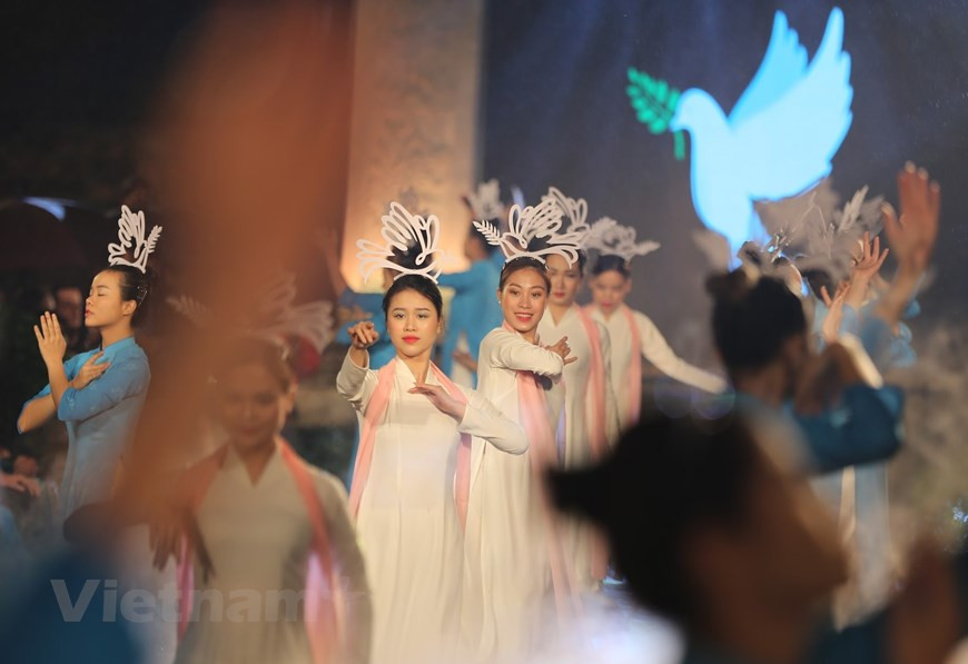 The ‘Ao dai cua chung ta’ (Our Ao dai) programme, held at Van Mieu – Quoc Tu Giam (Temple of Literature) in Hanoi on April 9 evening, kicks off a campaign aiming to promote community awareness of ‘Ao dai’ and popularise the beauty of the traditional costume in order to turn it into a symbol of Vietnamese women in the new era. The area in front of Khue Van Cac (the pavilion of the constellation of literature) becomes the stage for 15 designers to introduce more than 600 ‘Ao dai’ designs. Among them, there are renowned designers such as Minh Hanh, Ngoc Han, Lan Huong, Chu La, and Trinh Bich Thuy. (Photo: VietnamPlus)