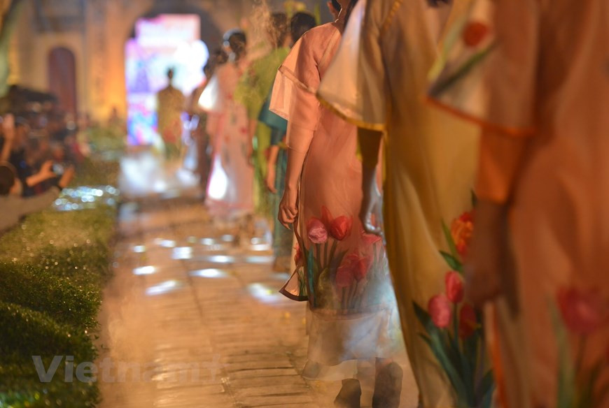 According to Associate Professor and Doctor Bui Hoai Son, Director of the Vietnam Institute for Culture and Arts Studies, once ‘Ao dai’ is named in the list of national intangible cultural heritage and earns the global recognition, it will be better known and Vietnam’s copyright on the dress will be affirmed. Although Vietnamese people, both at home and abroad, and the international community are aware that ‘Ao dai’ belongs to the country, it remains just oral recognition. Therefore, it is high time to build a dossier for the dress to be officially named as cultural heritage, nationally and globally, thus contributing to protecting the country’s cultural sovereignty. (Photo: VietnamPlus)